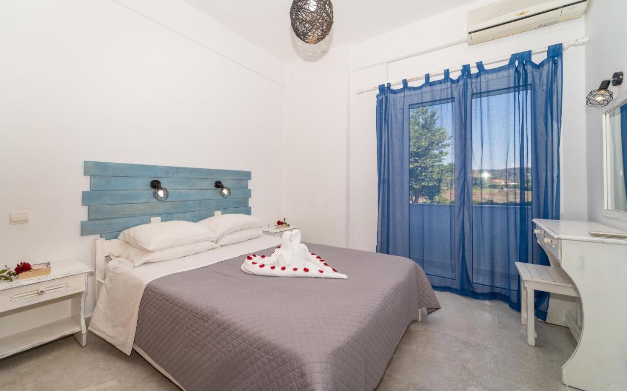 Blue Houses Apartments Finikounta Exterior photo